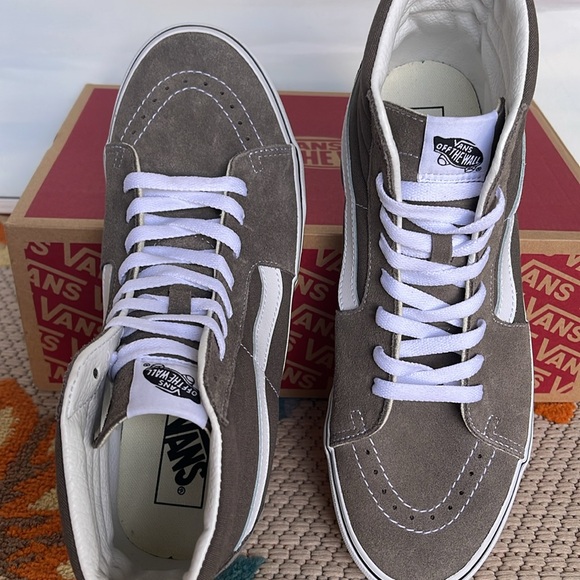 Vans Men’s Sk8-Hi
Color Theory Bungee Cord
VN000CMX9JC US
Sneakers - Picture 12 of 16